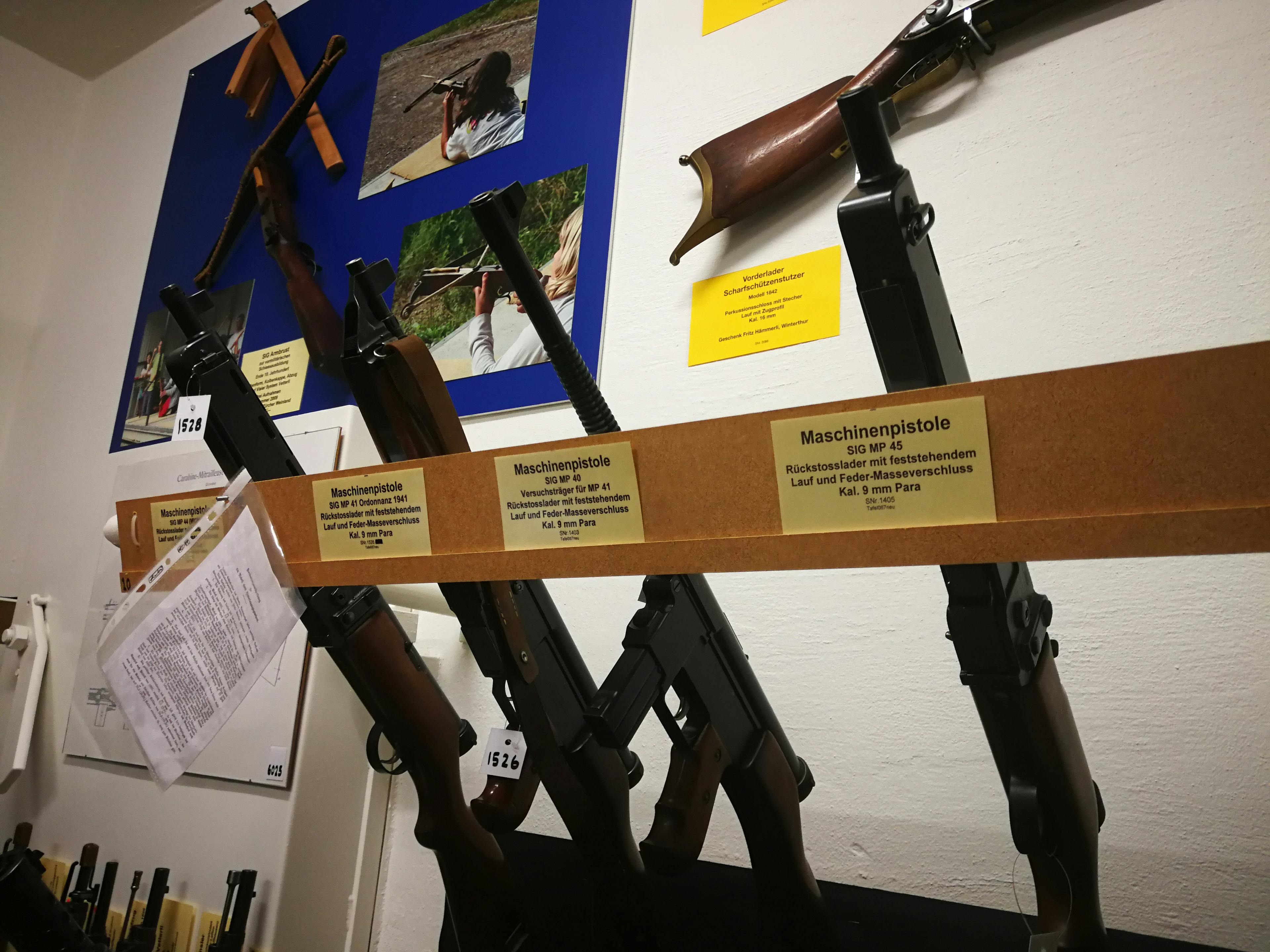 Maschinenpistolen der 40er-Jahre: Mp44, Mp41, Mp40 und Mp45. Die Mp40 sieht fast aus wie eine Kreutung zwischen Uzi und einer Thompson Maschinenpistole.
