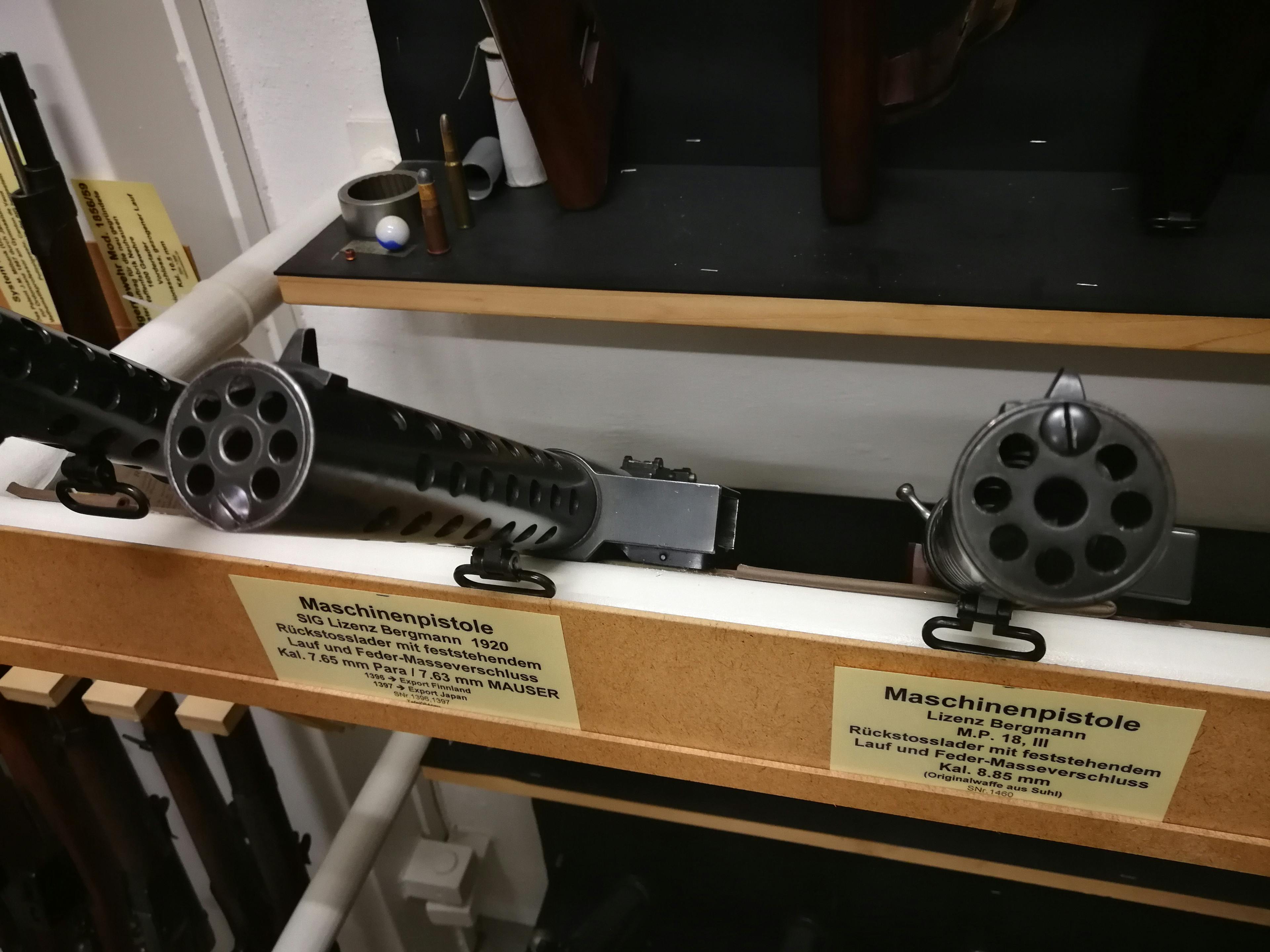 So sehen Bergmann Maschinenpistolen aus den 20er und 30er-Jahren aus.
