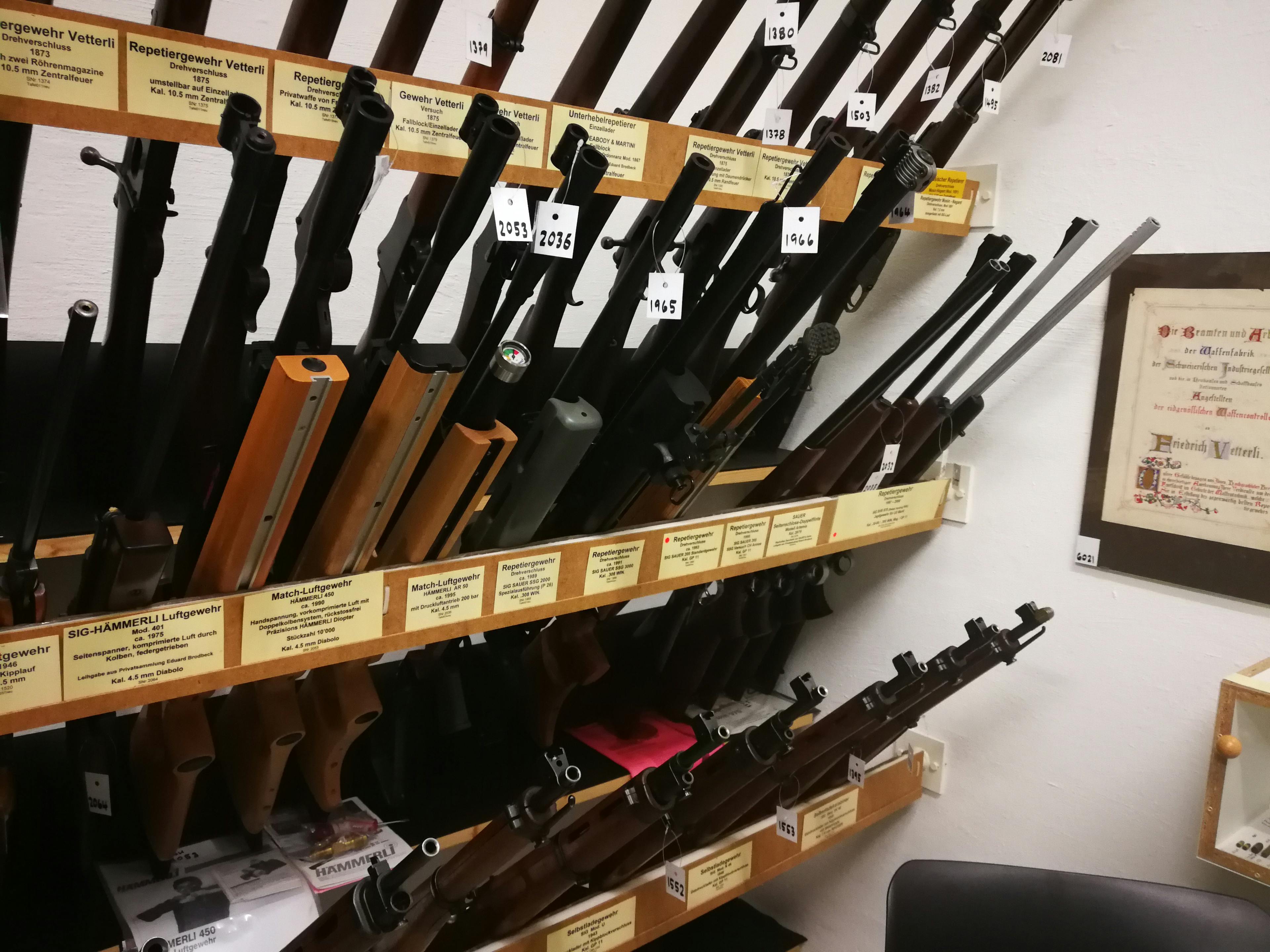 Ja, auch Luftgewehre finden sich in der Sammlung.
