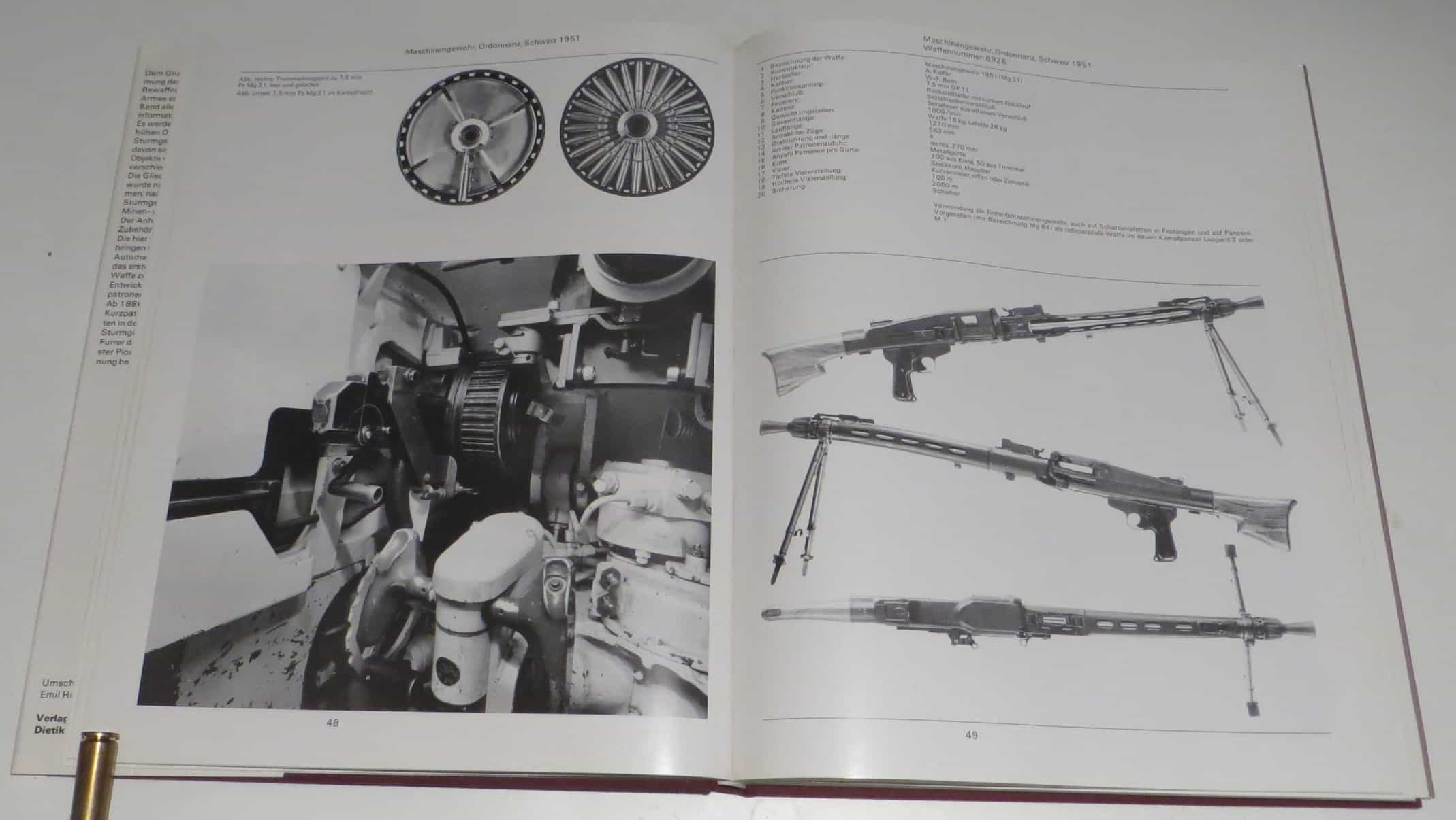 Links: Panzer MG 31 mit Trommelmagazin. Rechts: Das Maschinengewehr 51, welches verdächtig nach deutschem MG34 bzw. MG42 aussieht. In der Tat baut das Schweizer Mg 51 auf dem deutschen MG42 auf.