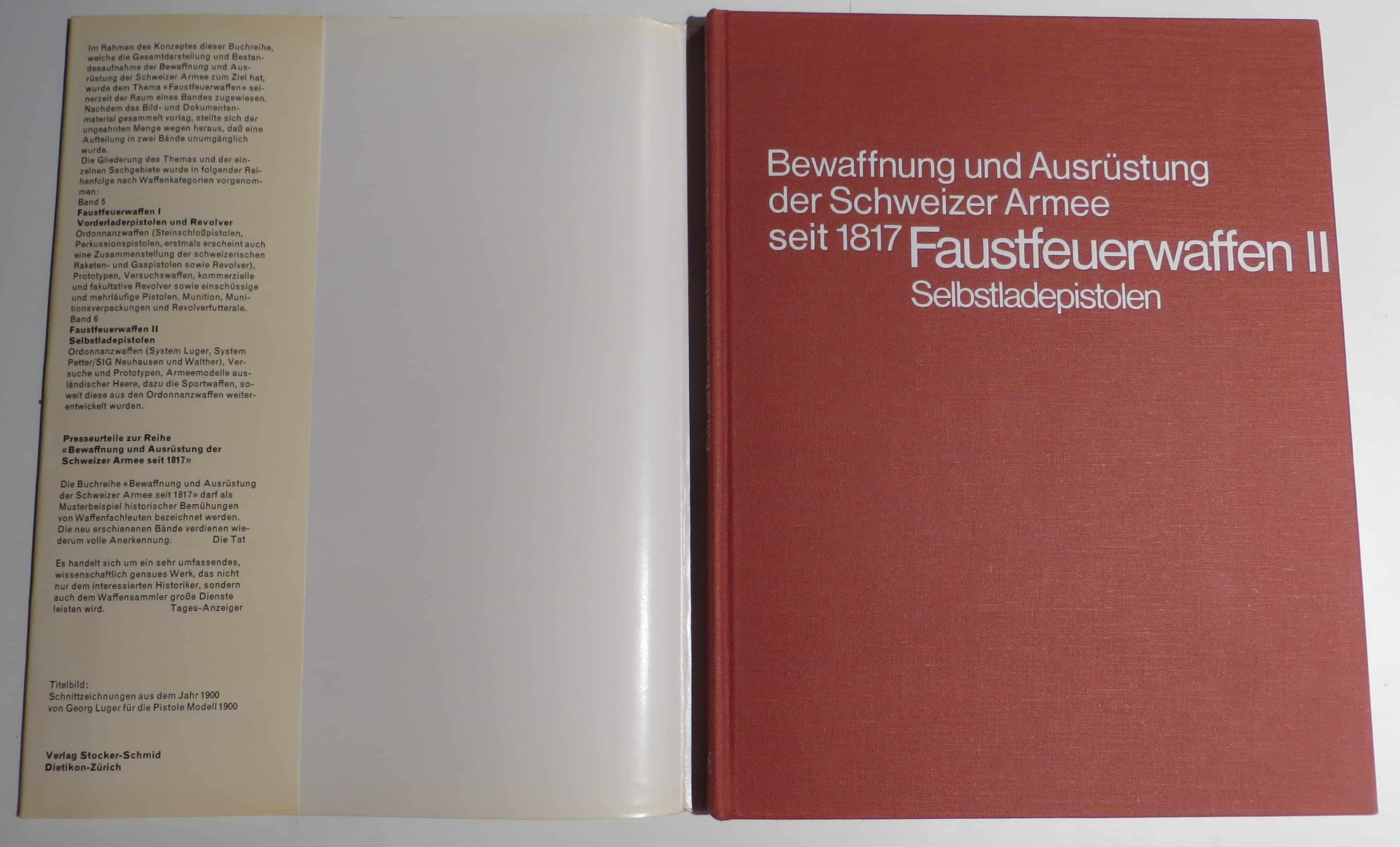 Der vordere Einband wird das Konzept hinter den Faustfeuerwaffenbänden erkläutert, denn es war vorgesehen, beide Bände in einem zu veröffentlichen. Erkenntnisse wie diese erklären die nie übereinstimmende Nummerierung der Bände.