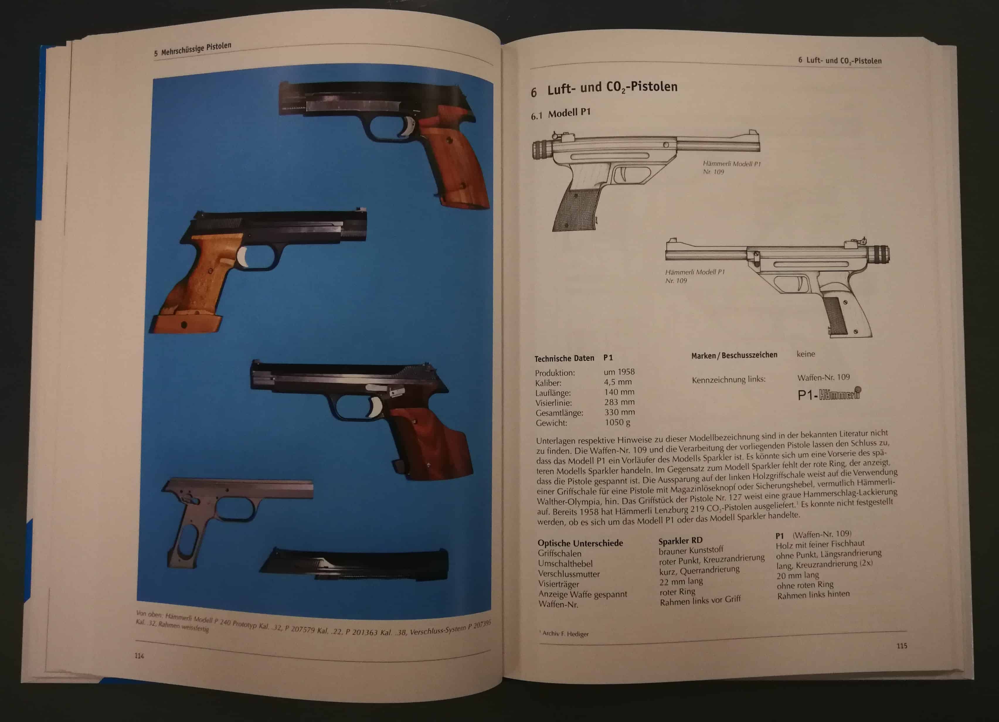 Links die SIG-Hämmerli Modell 240 Varianten, rechts eine alte Luftpistole.