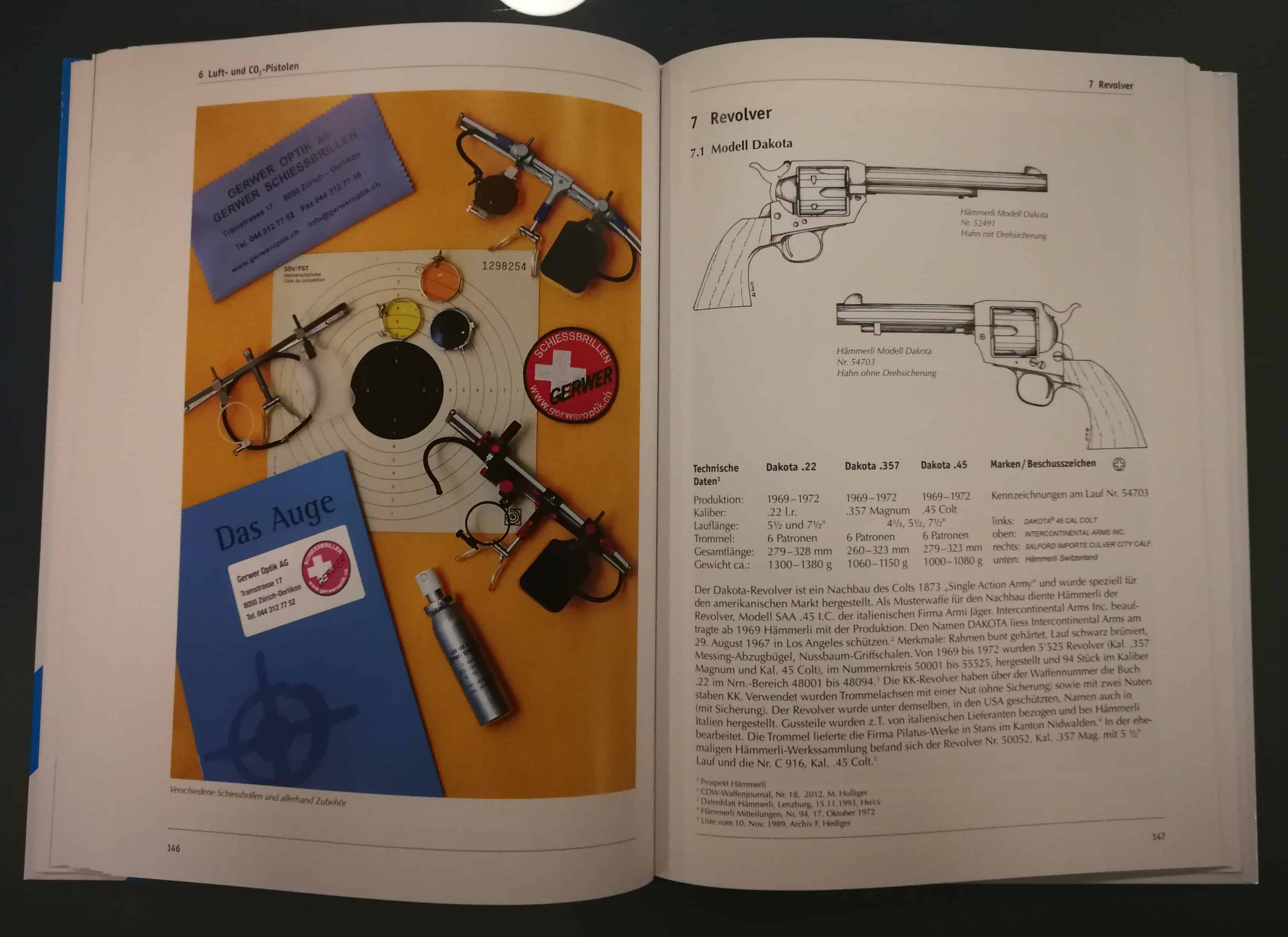 Schiessbrillen sind oft in Kombination mit Matchpistolen zu sehen. Rechts der Hämmerli-Revolver Modell Dakota für den Amerikanischen Markt.