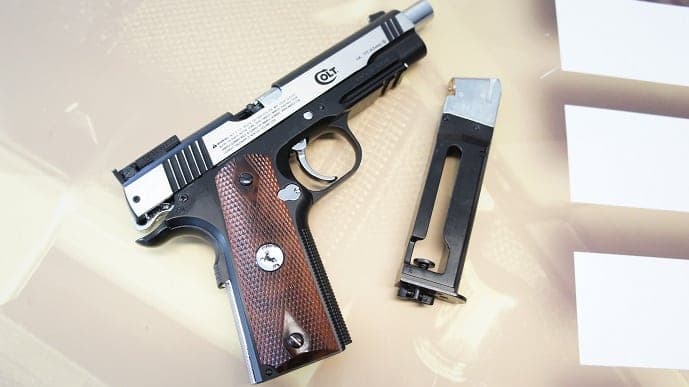 <strong>CO2-Waffen</strong>
Amerikanische Colt M1911 Special Combat NBB. Nachbau einer echten 1911er im Kaliber 4.5mm BB (Rundkugel). Geschossenergie ist ca. 3.5 Joule. Im Magazin wird eine CO2-Kapsel eingesetzt und die Rundkugeln eingefüllt (Kapazität 20 Schuss). CO2-Waffen gibt es auch als Sportwaffen, diese sind aber mehr oder weniger von den Druckluftwaffen verdrängt worden.