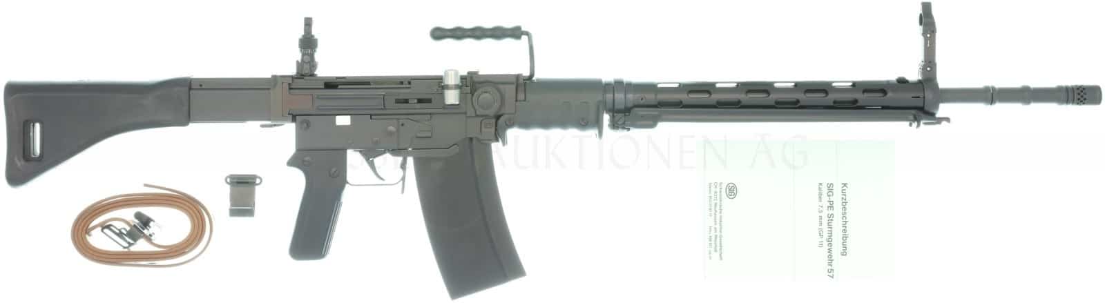 <strong>Halbautomatische Handfeuerwaffen mit grossem Magazin (mehr als 10 Patronen)</strong>
Der Klassiker: SIG 510, bekannt als Sturmgewehr 57, hier in der PE Version (also Werkshalbautomat). Will man das Stgw57 mit dem abgebildeten, normal gebräuchlichen 24-Schuss-Magazin erwerben und benutzen, so ist eine ABK Schützen (oder Sammler) notwendig.