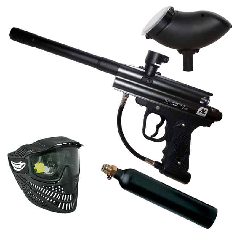 <strong>Paintballmarkierer</strong>
Deutscher New Legion Riot Markierer, im Bild als Set mit Hopper (Magazin, oben), Druckluftflasche und Maske. Die Geschossenergie liegt unter 7.5 Joule (das "F im Fünfeck" neben der Seriennummer ist quasi das Deutsche Siegel für Druckluftwaffen unter 7.5 Joule). Dieser Markierer ist eher "traditionell" gehalten, es gibt auch Paintballmarkierer als Nachbau echter Waffen, was sich dann Real Action Marker (RAM) nennt.