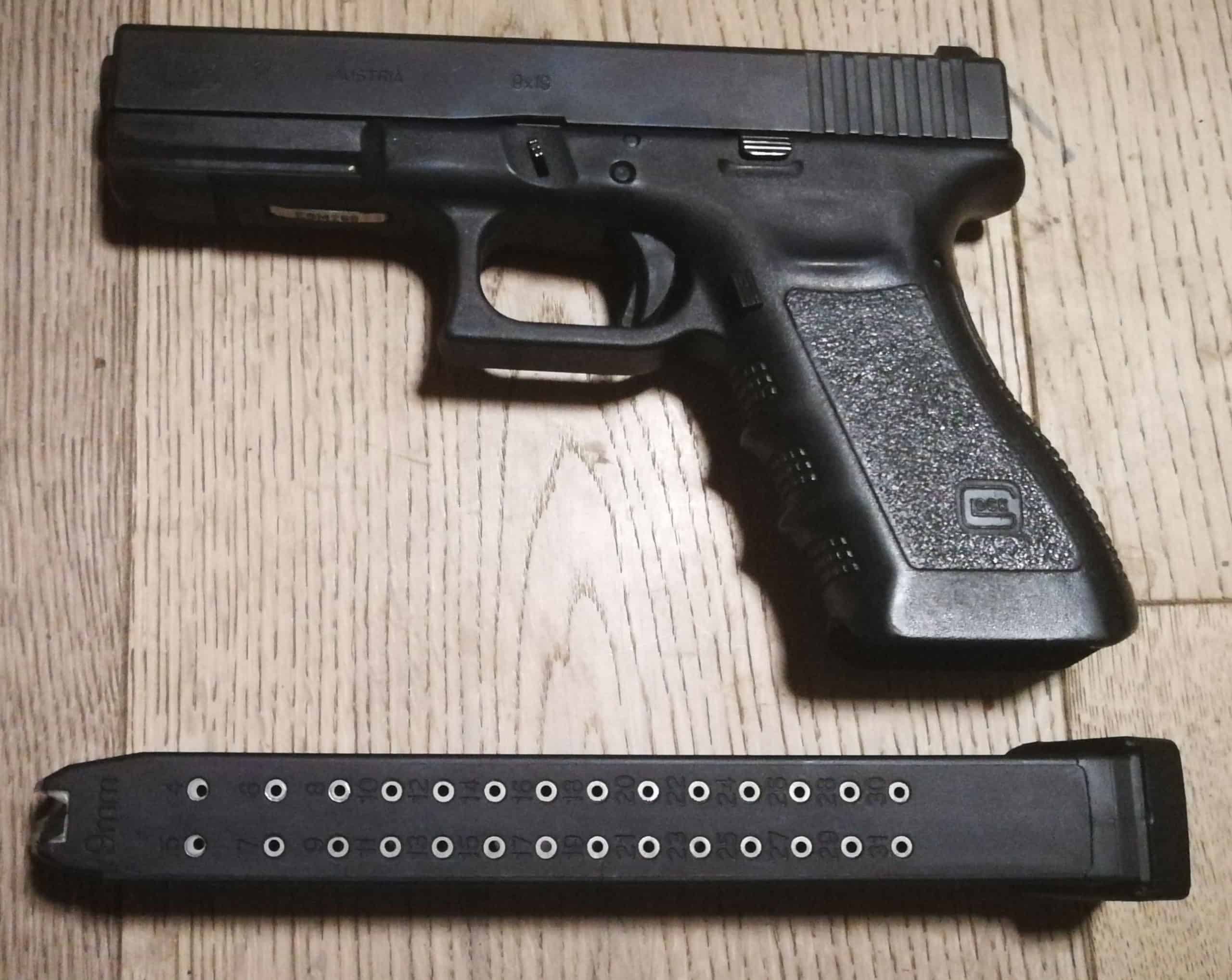 <sstrong>Halbautomatische Faustfeuerwaffen mit grossem Magazin (mehr als 20 Patronen)</strong>
Diese Glock 17 Generation 3 ist an sich eigentlich nur bewilligungspflichtig. Die unten liegende Ladevorrichtung mit hoher Kapazität jedoch macht dieses Bild durch die blosse Anwesenheit zur Straftat - wäre die Glock nach dem 15. August 2019 mit WES erworben worden. Das Magazin eingesetzt wäre sogar noch schockierender. Mit ABK Schützen oder Sammler, oder vor dem 15. August 2019 mit WES gekauft (hier der Fall), dann ist das alles in Ordnung so.