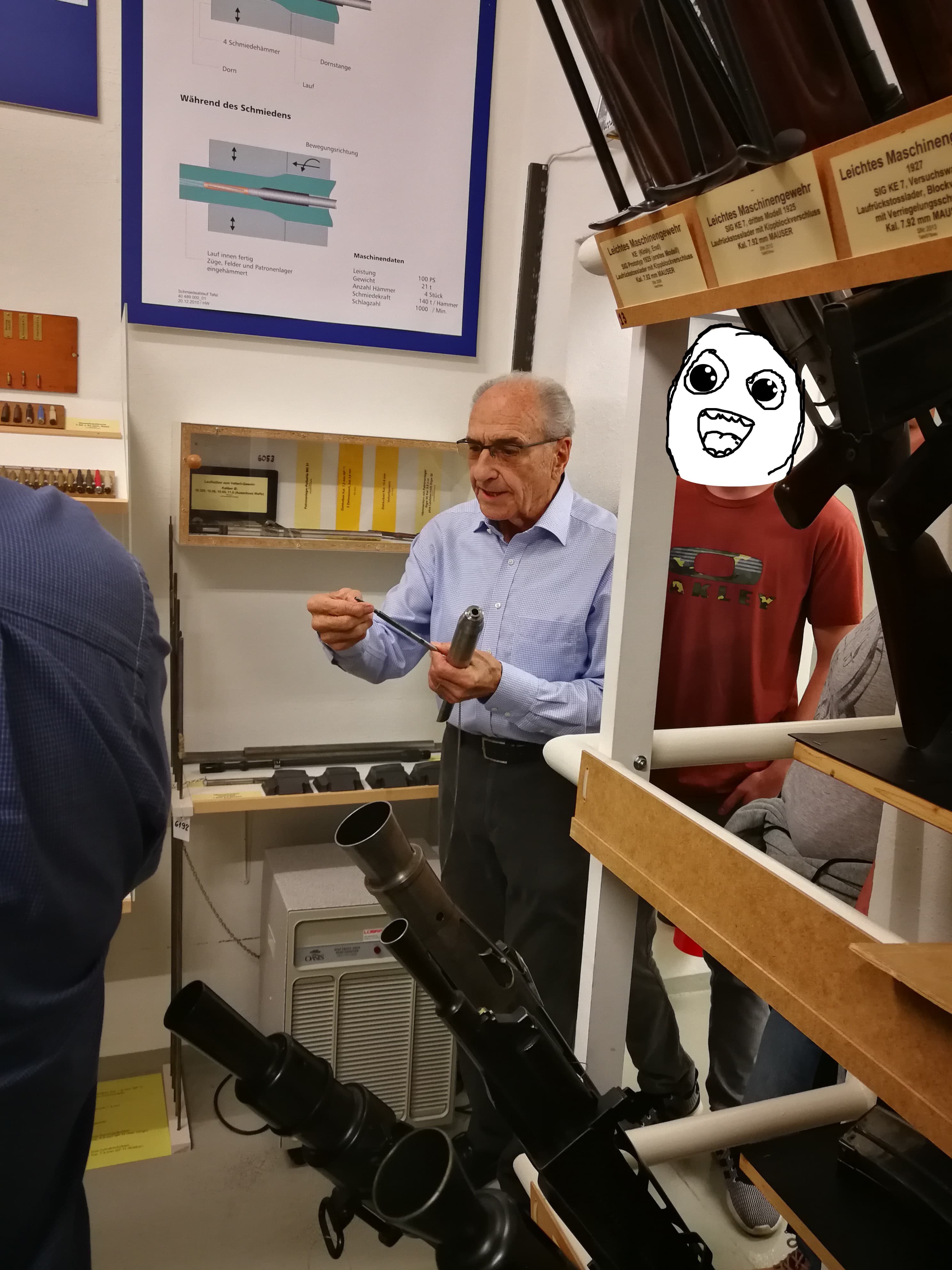 Edi Brodbeck mit dem Laufrohlung und Negativ eines Stgw90-Laufes.

