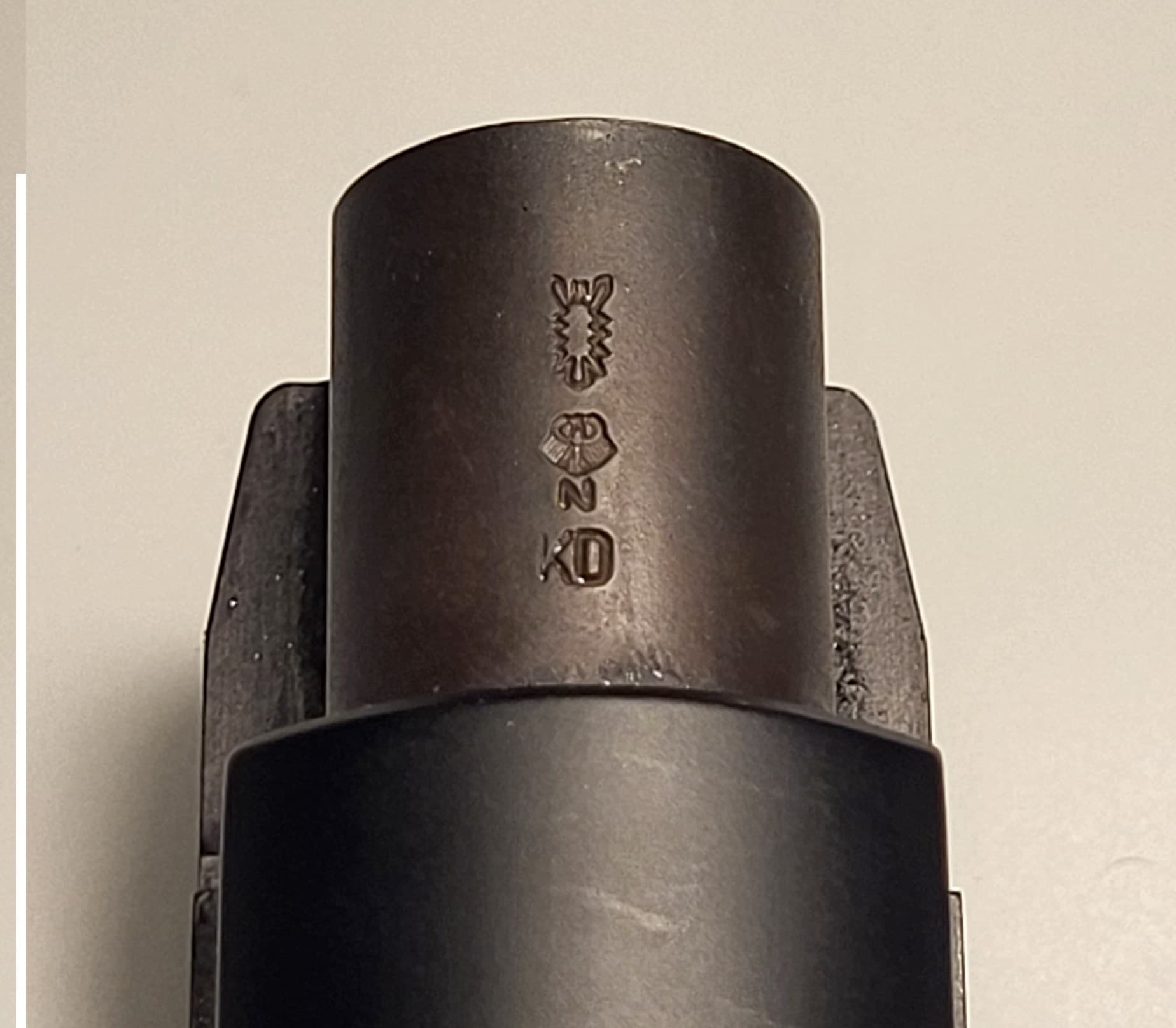 Stempel einer Westdeutschen SIG Sauer P226 unter der Mündung: Kieler Stempel, Deutscher Nitrobeschussstempel und die Jahreskennung. KD bedeutet hier 1993. Interessant, war doch der Mauerfall 1989... jedenfalls, zugelassen! 