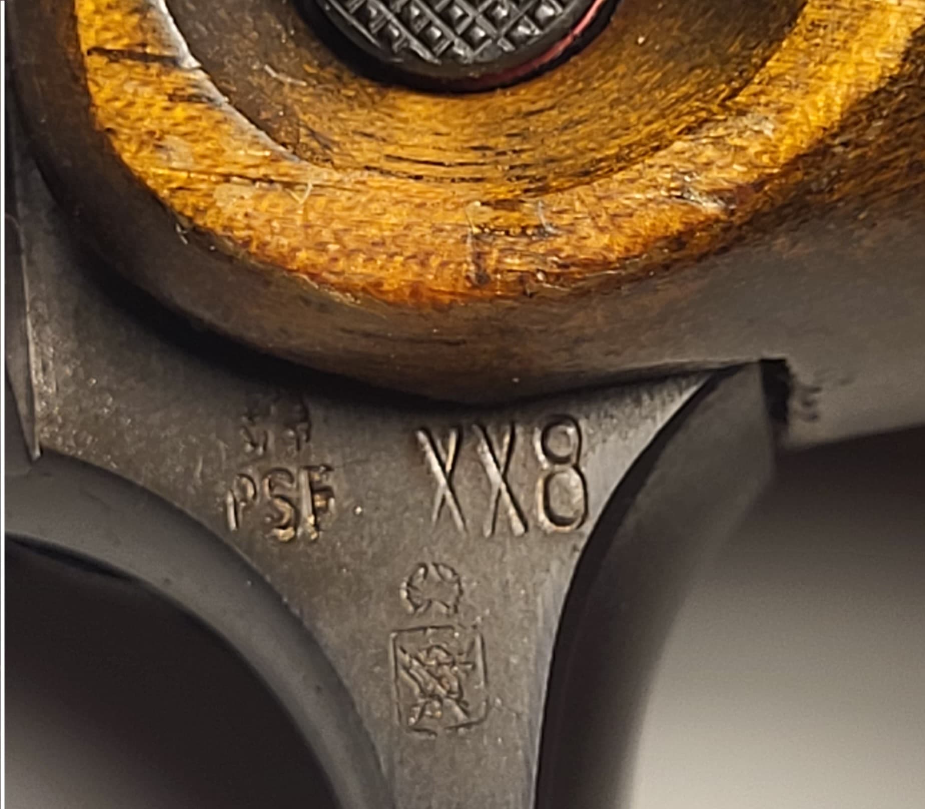 Eine Reihe Stempel am Beavertail dieser Beretta 952. PSF ist der italienische Stempel für rauchloses (bzw rauchschwaches) Pulver. Unten ist der Beschussstempel von Gardone. Das XX8 benennt das Herstellungsjahr, 1972. Leider ist kein zugelassener Stempel auf dem Ding, daher <strong>nicht</strong> zugelassen.