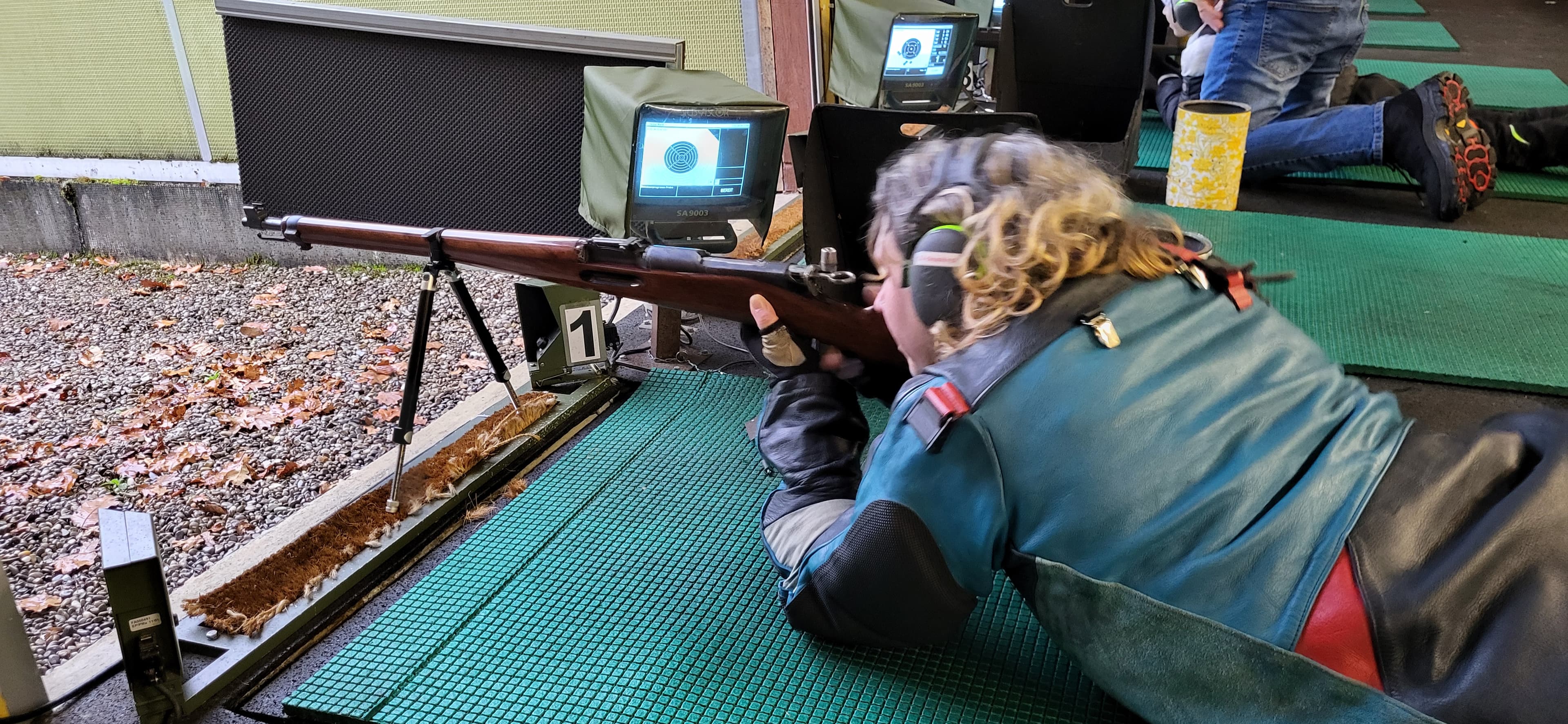 Einrichten. Man sieht gut, wie sich die Füsse in den Teppich graben. Das Gewehr steht auch sehr gerade.