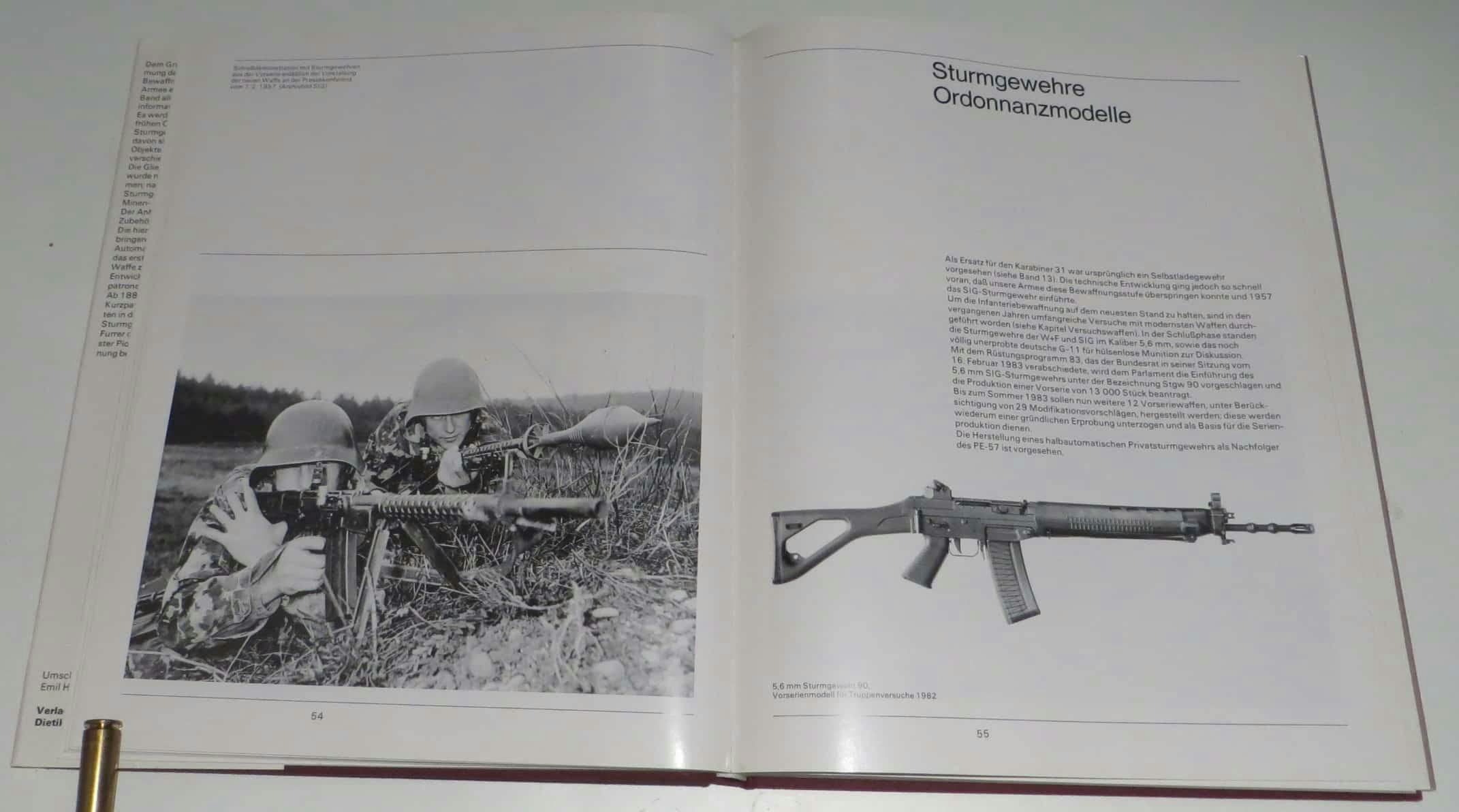 Das Kapitel "Sturmgewehre Ordonnanzmodelle". Da das Buch 1983 erschienen ist, ist das Stgw57 das einzige Sturmgewehr dieses Kapitels, da sich das abgebildete Stgw90 noch in der Entwicklung befand. Links eine Schiessdemonstration mit dem Stgw57, inklusive Panzerrunggle.
