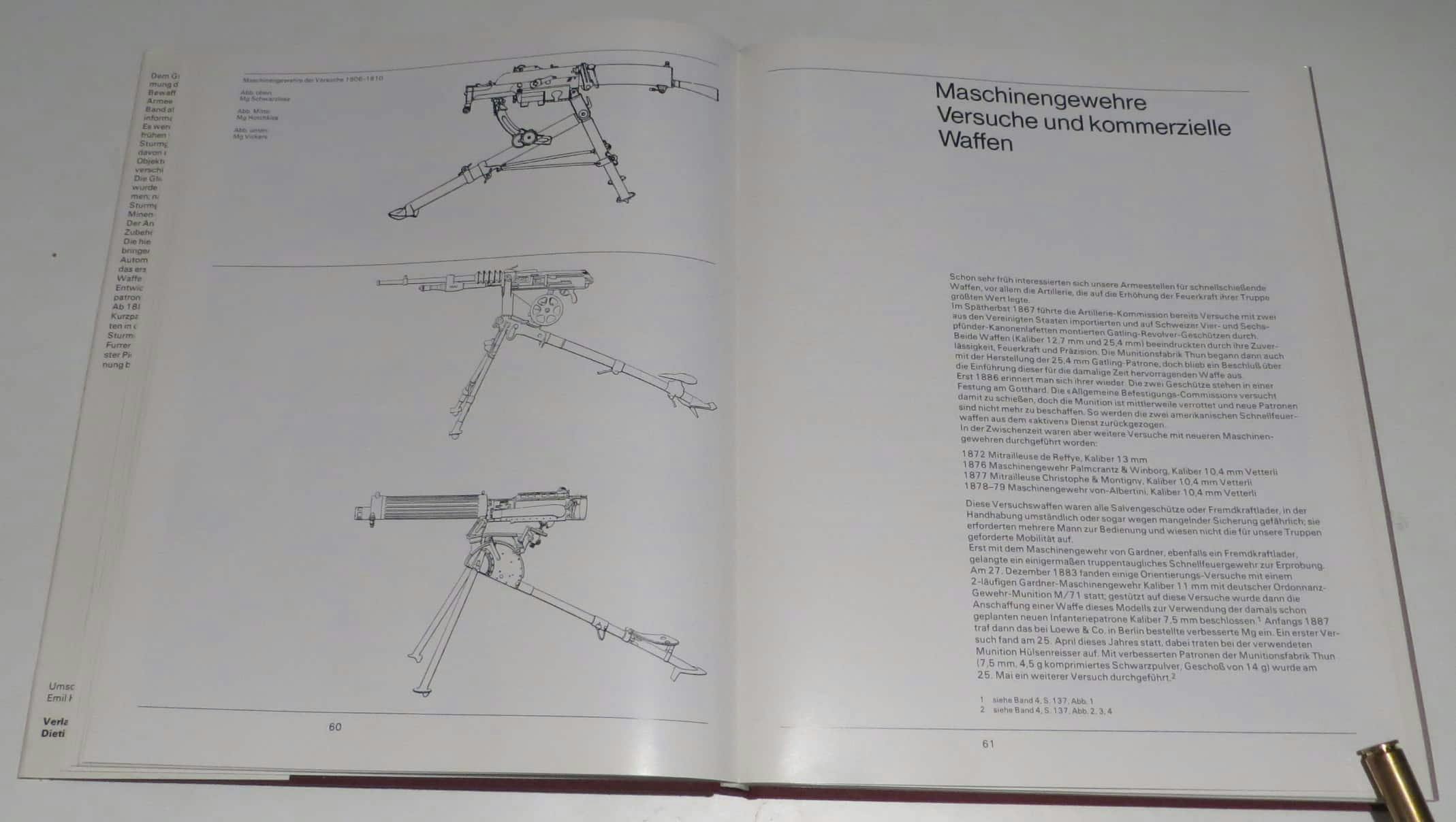 Links bilden technische Zeichnungen der Schwarzlose-, Hotchkiss- uind Vickers Maschinengewehre die Überleitung zu den Versuchen und kommerziellen Waffen.