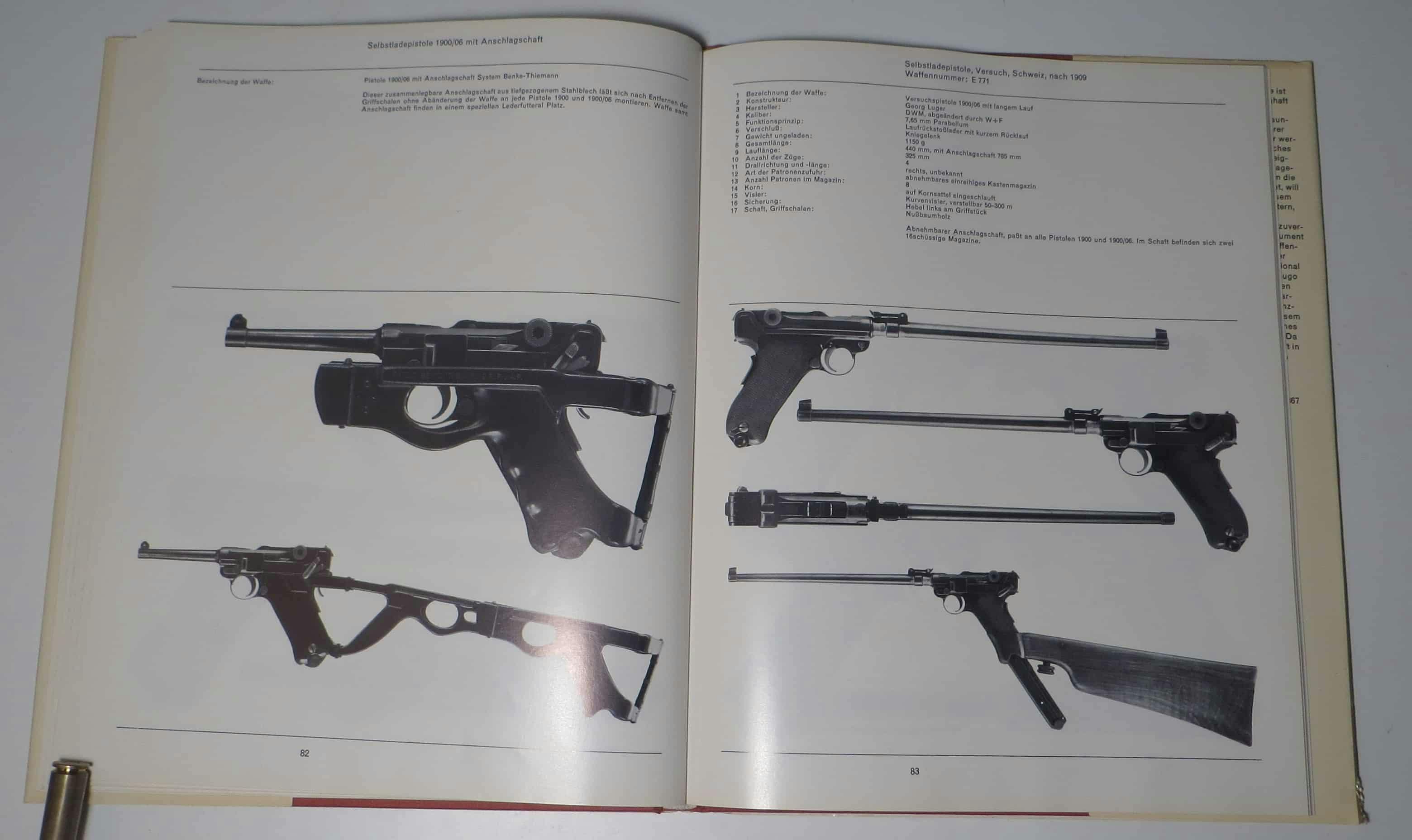 CQB Tactical Folding Stock? Battlefield 1 Konzeptzeichnung? Oder einfach nur ein Anschlagschaft Benke-Thiemann für die Pistole 1900/06. Rechts davon eine mit 325mm langem Lauf ausgestattete Pistole 1900/06 mit 16-Schuss-Magazinen, die im Schaft verstaut werden konnten.