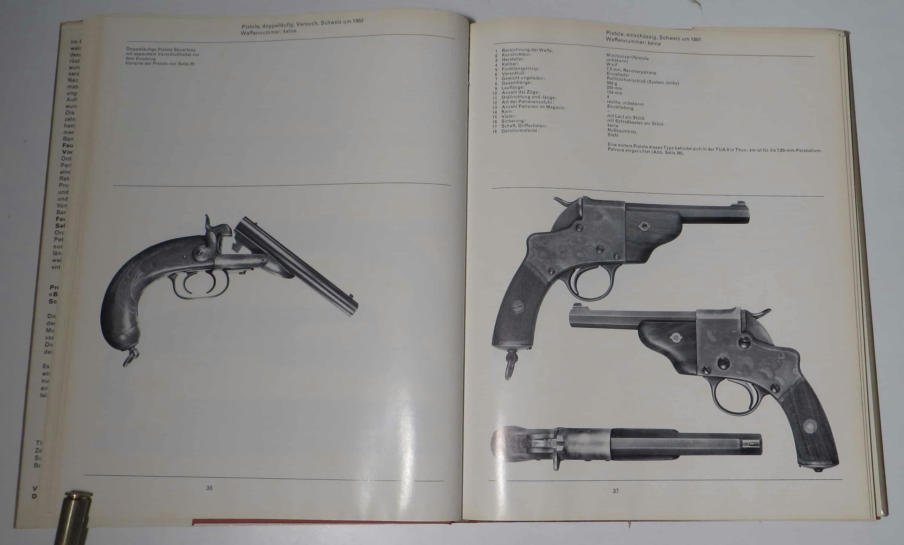 Links eine Doppellaufpistole, rechts eine Munitionsprüfpistole.