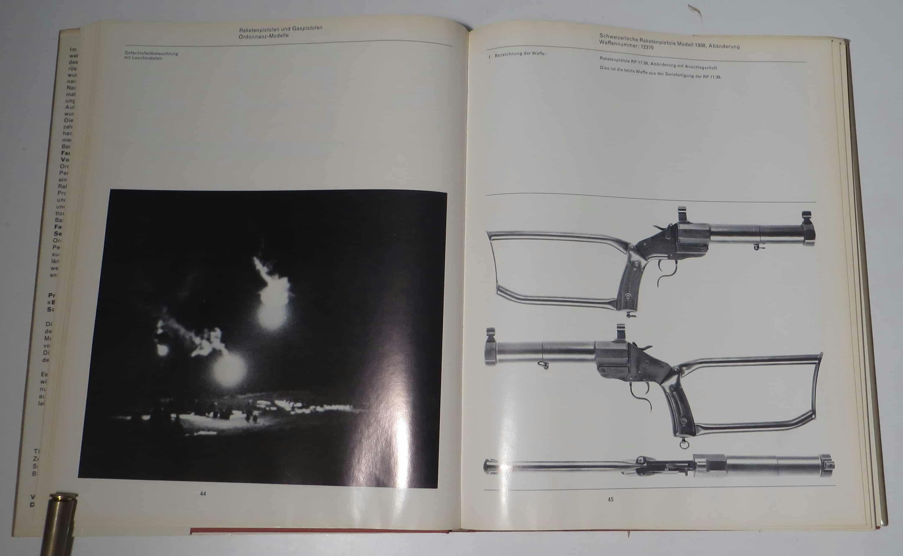Raketenpistole mit Anschlagschaft! Das Bild links profitiert hingegen nicht gerade von der Drucktechnik aus der damaligen Zeit.