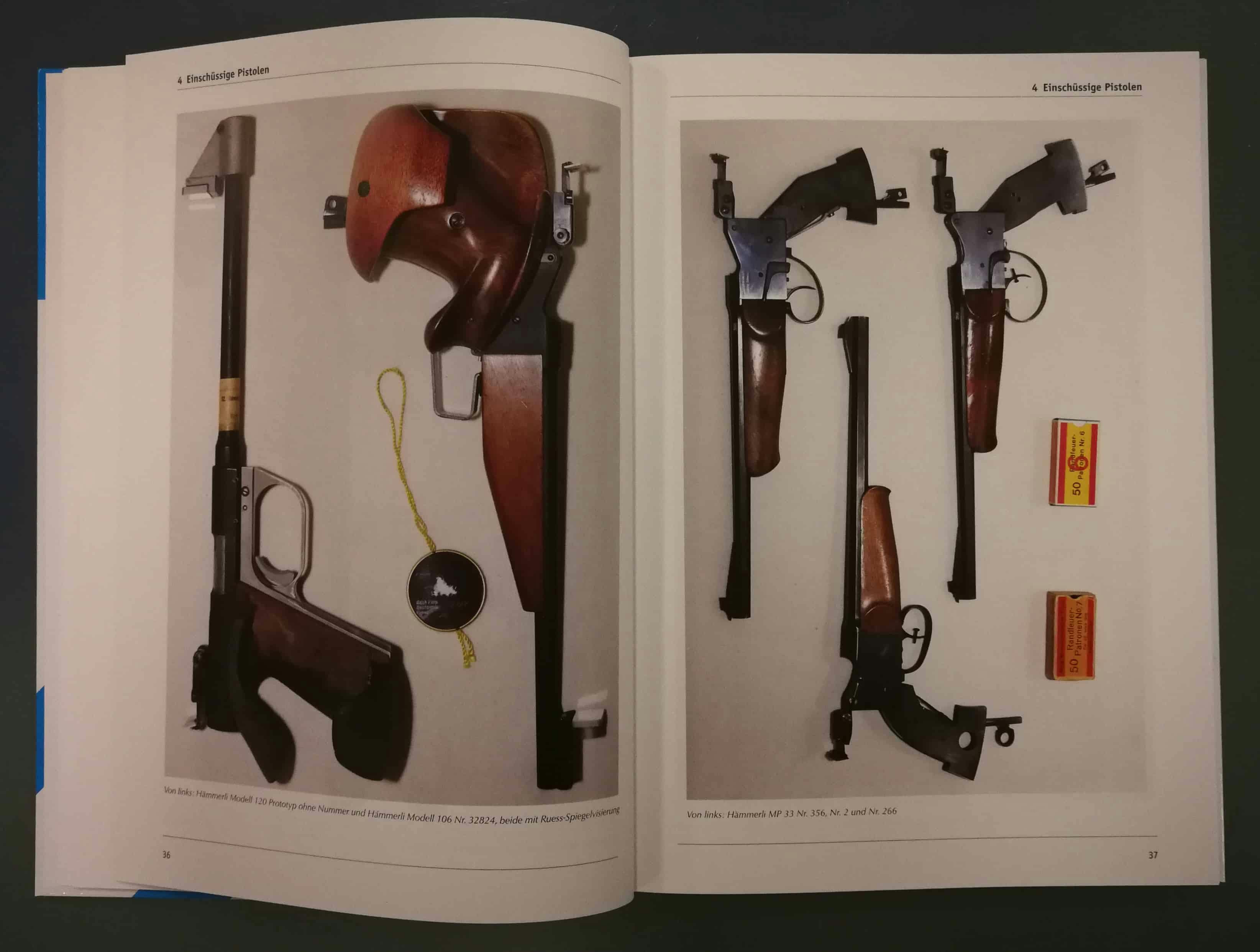 Alte einschüssige Pistolen. Das Medaillon im linken Foto ist in Tat und Wahrheit das Schussbild der Modell 106.