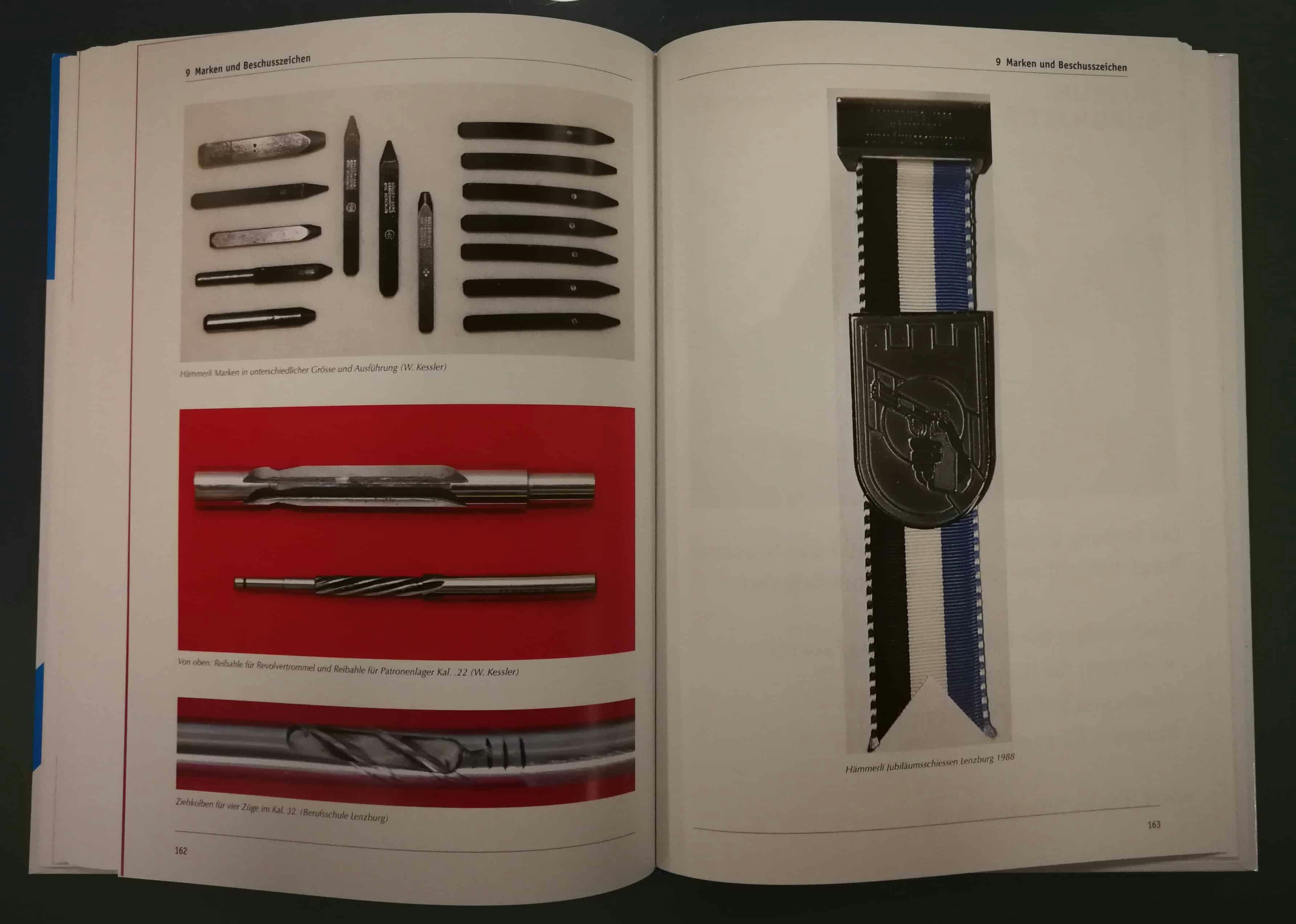Links verschiedene Werkzeuge, rechts der KRanz vom Hämmerli Jubiläumsschiessen 1988.