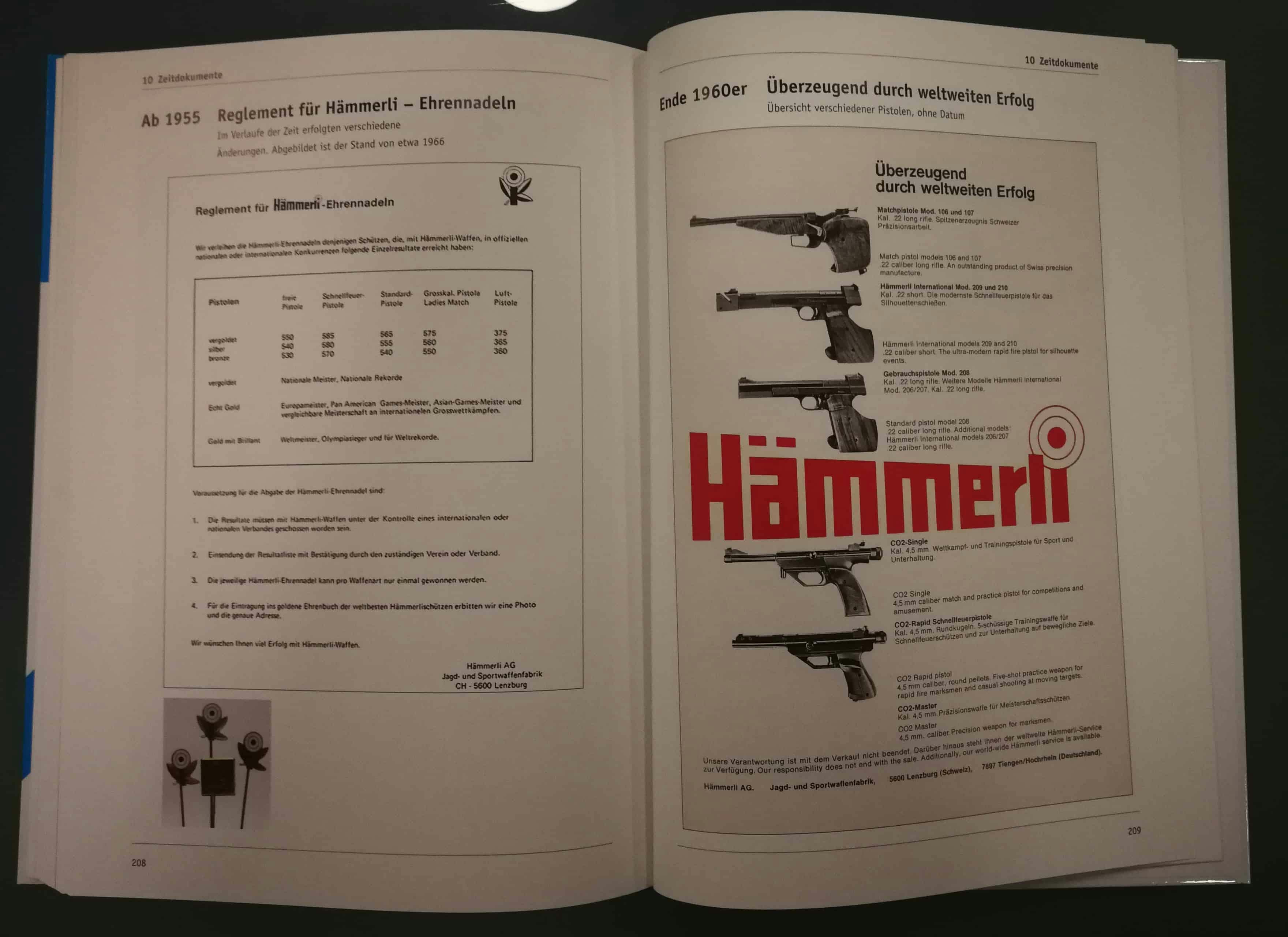 Links das Reglement zu Hämmerli Ehrennadeln, rechts eine Übersicht des Pistolenangebotes ene 60er-Jahre.