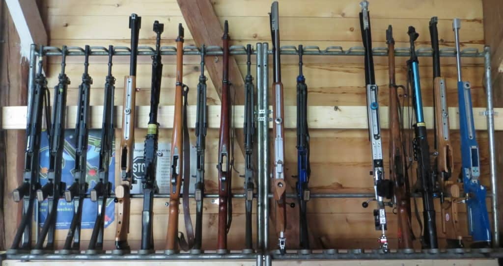 Eine Auswahl an Gewehren, die am Kantonalschützenfest Bern auf ihren Einsatz warten. Vom uralten Langgewehr bis zum modernen Standardgewehr ist alles vertreten.