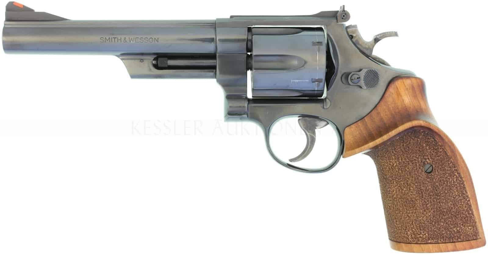 <strong>Revolver</strong>
Amerikanischer Smith&Wesson 29-3 im Kaliber .44 Magnum . Dirty Harrys Lieblingsrevolver. Darf ebenfalls auf den WES genommen werden, unabhängig ob man einen Kleinkaliber-Revolver will oder auf Elefantenjagd geht.