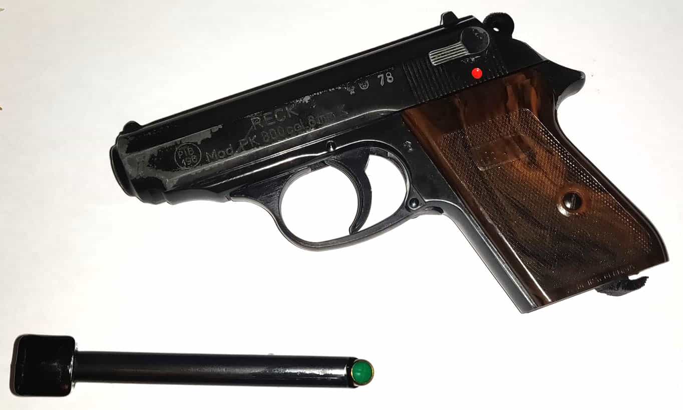 <strong>Alarmwaffen</strong>
Deutsche Reck PK800, Alramwaffe im Kaliber 8mm P.A.K., der Walther PPK nachempfunden. 8mm P.A.K. wird im Vergleich zur 9mm P.A.K. als druckvoller und lauter beschrieben, wird aber kaum mehr verwendet (In Deutschland soft-verboten, da neue Waffen in diesem Kaliber keine Zulassung bekommen).