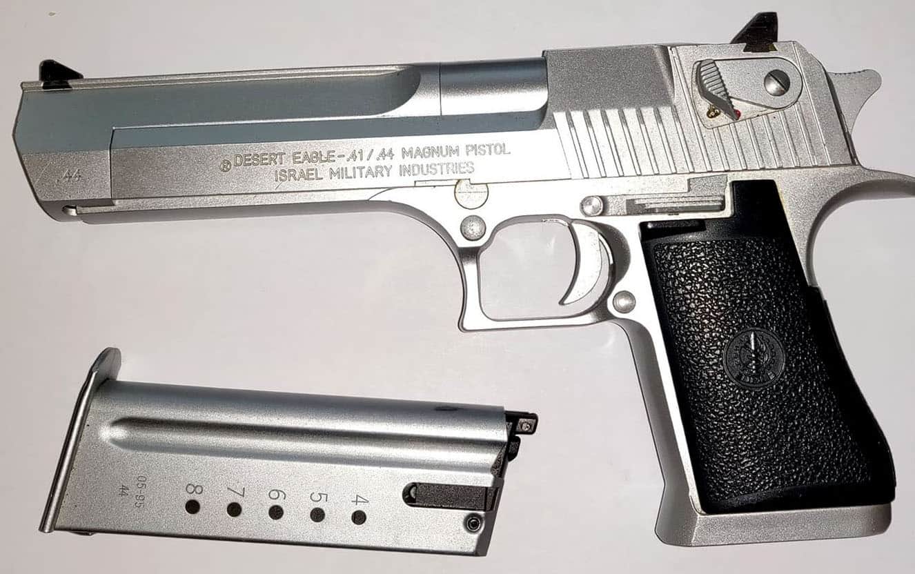 <strong>Imitationswaffen</strong>
Israelische Desert Eagle Imitationswaffe. Kaum zu unterscheiden vom Original, bis auf das Magazin.