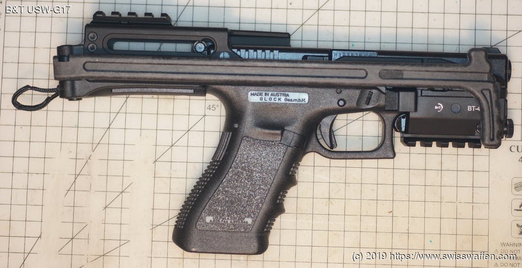 Abgebildet ein Brügger&Thomet USW (Universal Service Weapon) für die Glock 17. Gut sichtbar auch die eingeklappte Schulterstütze. So ein System wird als Faustfeuerwaffe angesehen, da "in der Regel nicht ab Schulter" geschossen wird. Die Magazinkapazität darf hier also bis zu 20 Schuss betragen, hat man die Glock mit WES nach dem 15. August 2019 gekauft.