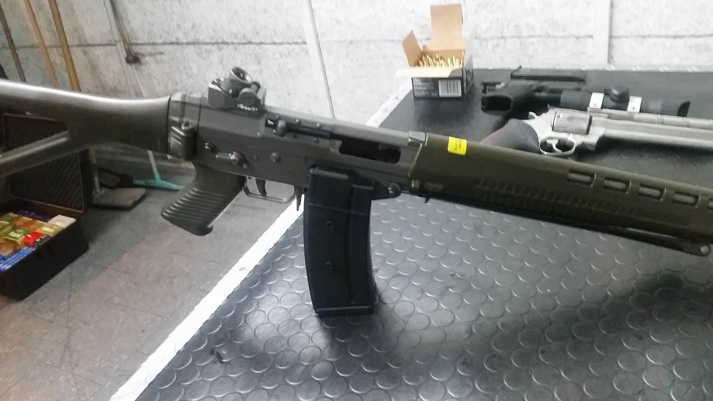 Die 30er-Magazine im Härtetest in der Swiss Shooting Range. Subjektiv kein Unterschied zu den Originalmagazinen feststellbar.