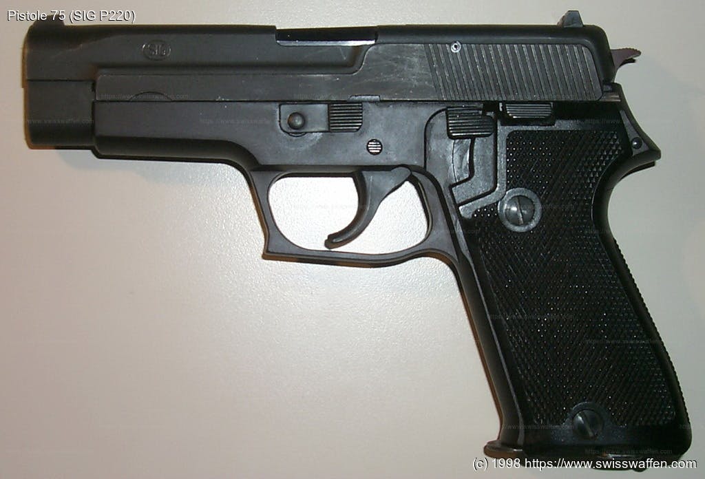 Pistole 75, erste Serie mit gedrücktem Schlitten und feiner Riffelung am Schlitten.