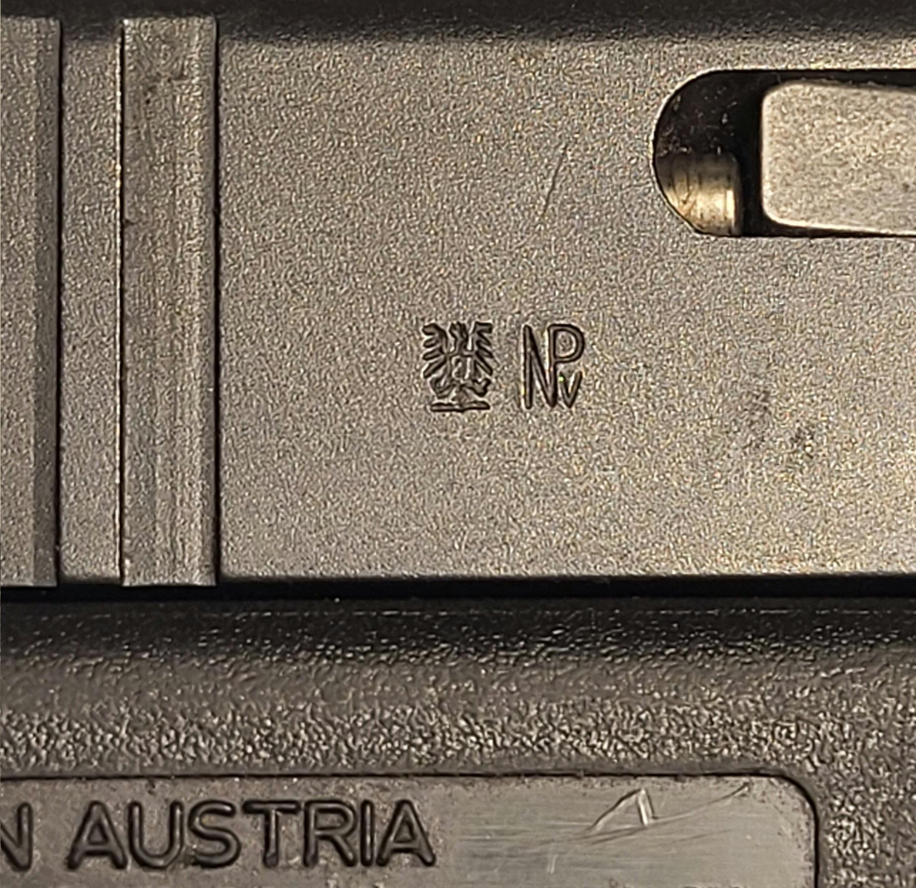 Beschussstempel einer Glock 17 Gen 3 hinter dem Auswurffenster: Staatlicher Beschussstempel Österreich und Stempel für Parabellumpistolen mit rauchlosem Pulver. Zugelassen!
