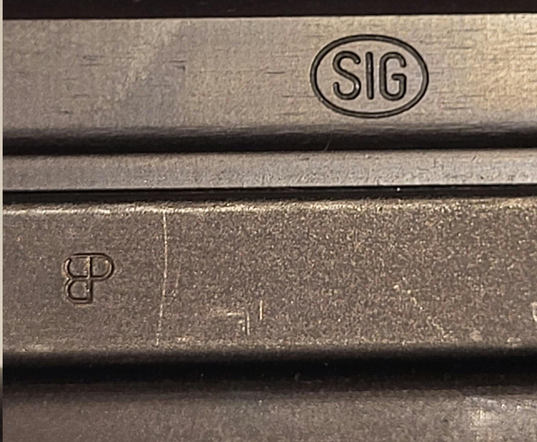 SIG P210-6: Eidgenössischer Beschussstempel (der Form nach auch "Bundesprobe" genannt) oberhalb des Abzugbügels. Zugelassen!