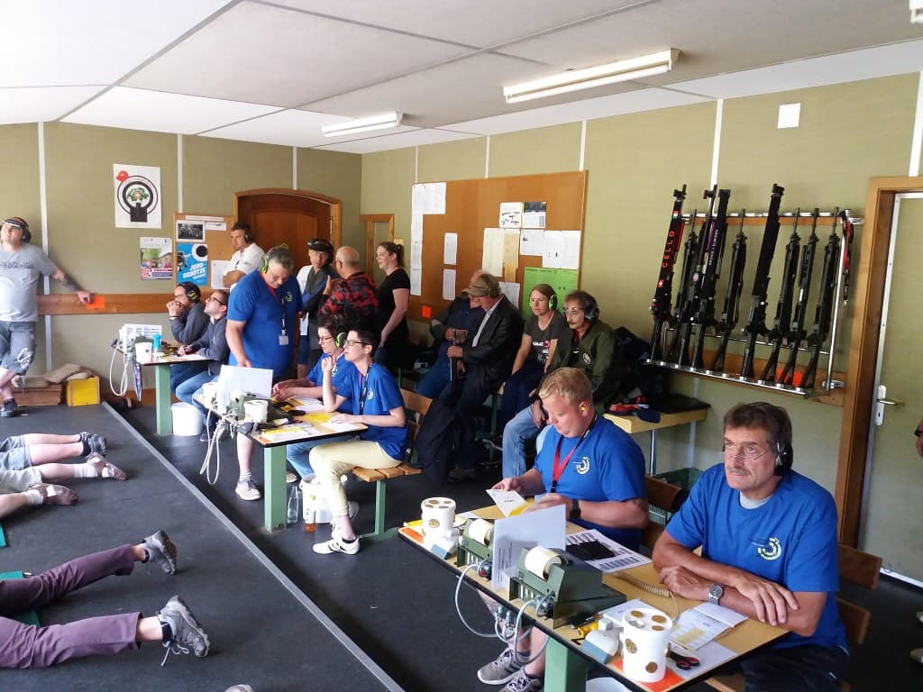 Die Damen und Herren in Blau sind die Warner. Auf den Pulten stehen Scanner, die das Wettkampfprogramm für den Schützen einlesen und Drucker, die die Treffer auf das Standblatt drucken. Hier am Kantonalschützenfest Schaffhausen 2019 hatten die Warner viel zu tun, denn ein Schütze konnte ein ganzes Büchlein voll mit Wettkampfprogrammen schiessen.