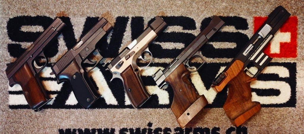 Eine Reihe Pistolen, die im Schweizer Pistolenschützensport verwendet werden. V.l.n.r: SIG P210-6, SIG Sauer P226, Sphinx AT2000, Hämmerli 215, Pardini SP20.